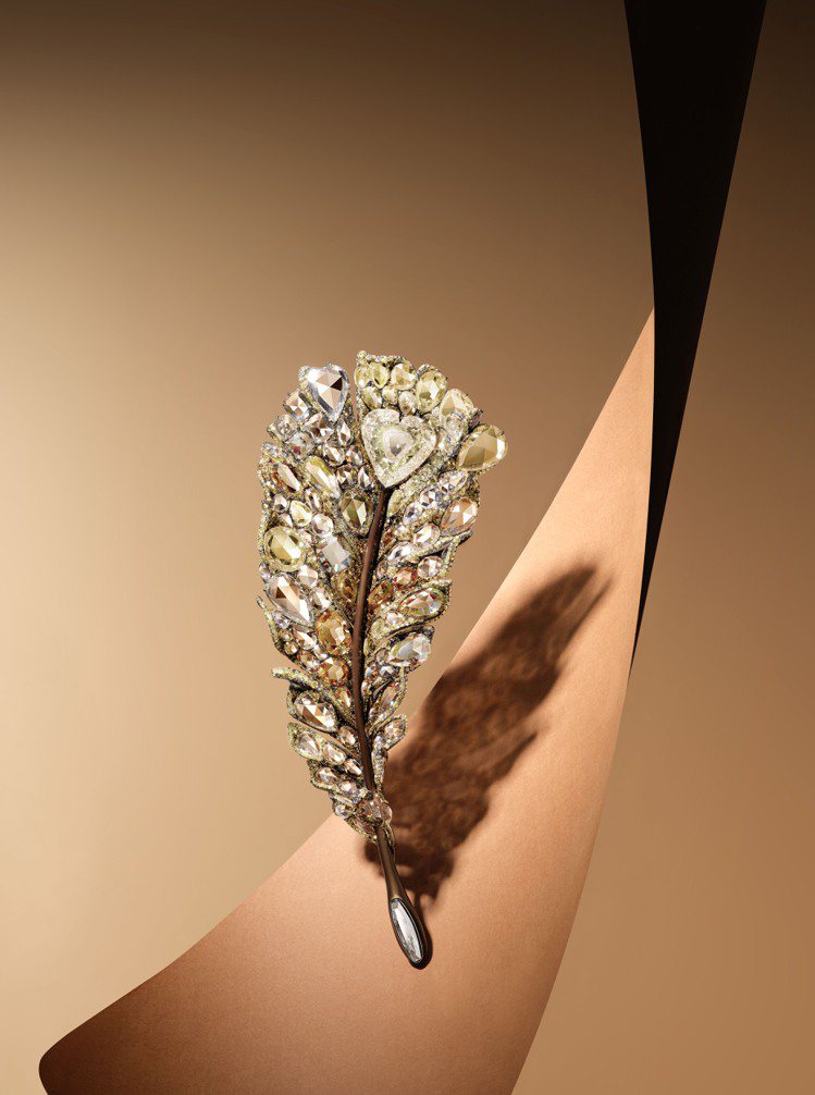 2023 Black Label Masterpiece VI大師系列光之羽翼胸針，運用五種鑽石切工，主石並為一顆19.14克拉心型切割白鑽，完美還原羽毛的蓬鬆飄逸，價格店洽。圖／CINDY CHAO The Art Jewel提供