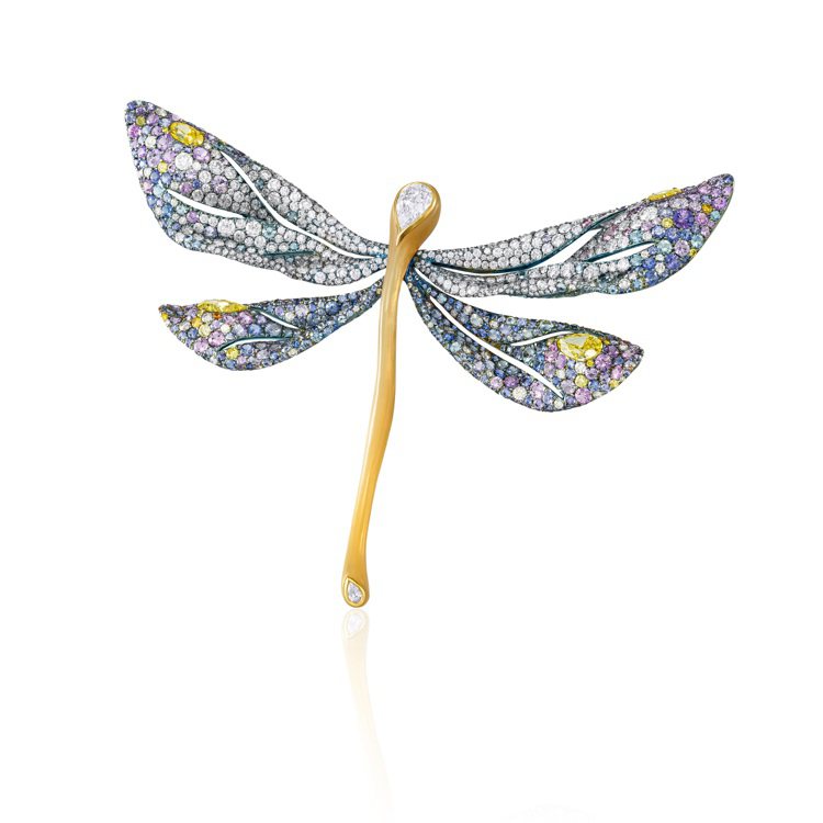 二十周年系列「蜻蜓」胸針，主石為一顆2.06克拉水滴形切割白鑽，並結合了牛角、18K白金與黃金，取牛角的透光性與琥珀色，更顯色彩的豐富層次，價格店洽。圖／CINDY CHAO The Art Jewel提供