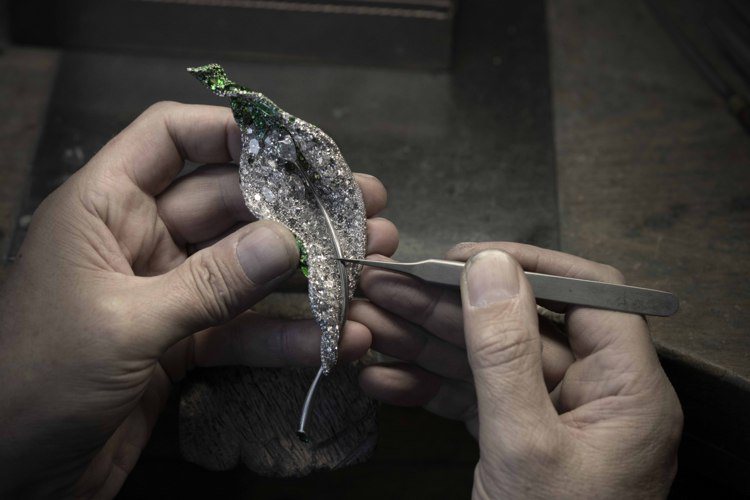 二十周年系列「四季長葉」胸針，因胸針面積寬闊、更能展現工藝與創意，也是珠寶藝術家趙心綺（Cindy Chao）近年鍾愛的創作形式之一。圖／CINDY CHAO The Art Jewel提供