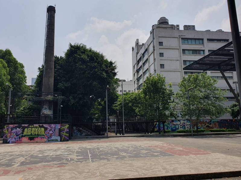 台北市电影主题公园内留存下的烟囱。记者邱书昱／摄影