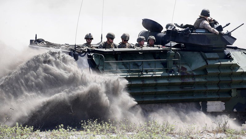 2019年美菲「肩並肩」軍演期間，兩國軍人共乘兩棲突擊車執行演訓。美聯社