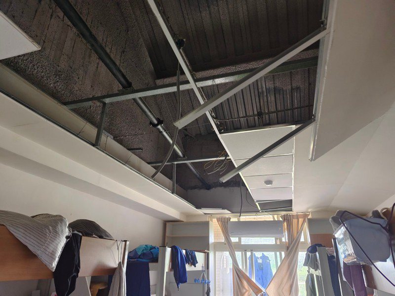 东华大学学生宿舍天花板破裂，幸亏过去有补强，没人受伤，但现在无法住人。图／东华大学提供