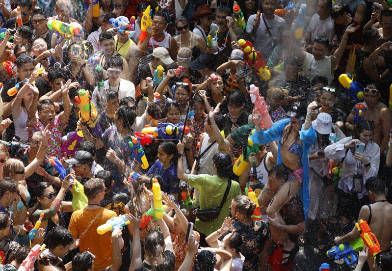 泰國曼谷街頭13日湧入大批民眾慶祝潑水節。歐新社