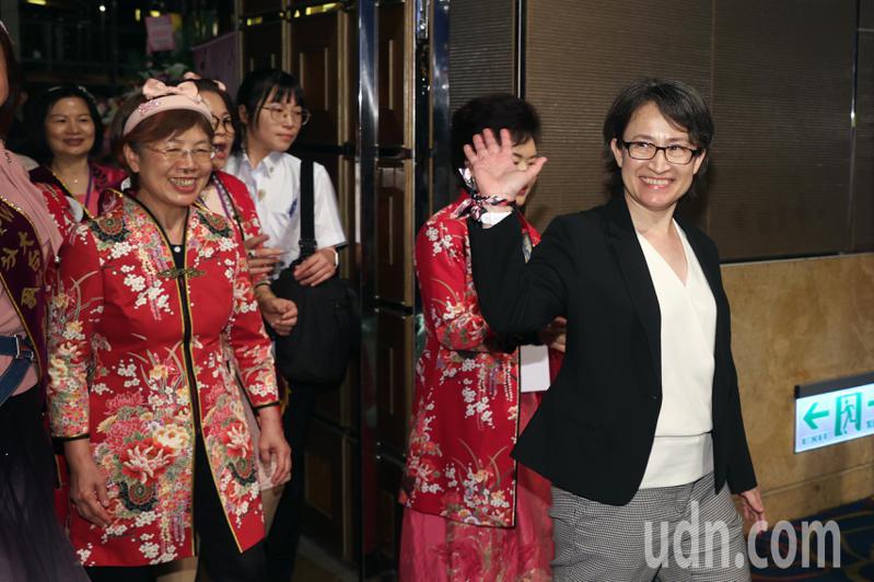 副总统当选人萧美琴（右）晚上出席「台湾国际职业妇女协会大台北分会第三届授证典礼」，挥手向来宾致意。记者苏健忠／摄影