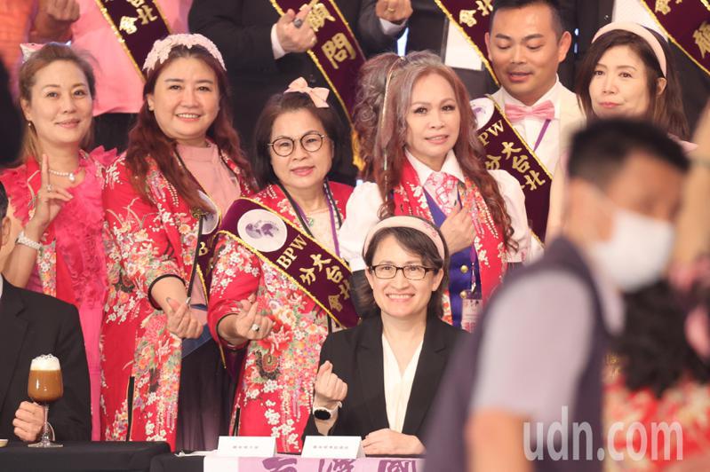 副總統當選人蕭美琴（中）晚上出席「台灣國際職業婦女協會大台北分會第三屆授證典禮」，致詞感謝協會一直以來的努力。記者蘇健忠／攝影
