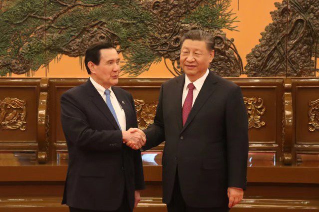 马习二会10日在北京登场，大陆国家主席习近平（右）和前总统马英九（左）重演世纪之握。图／联合报系资料照