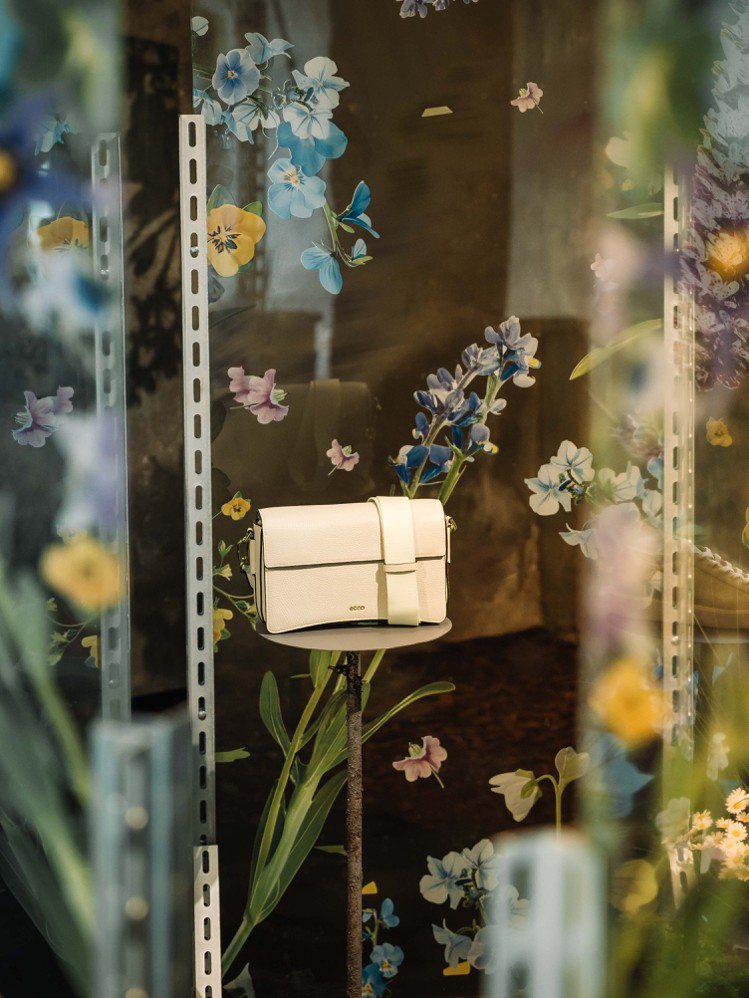櫥窗設計師于安如以「走進自然夢」為主題，並透過丹麥獨特花卉圖案設計而成的透明屏風。圖／ECCO提供