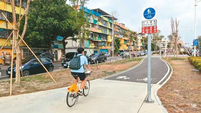 高雄市部分人行道設置「遵22-1」標誌，開放行人與自行車「人車共道」。記者潘奕言／攝影