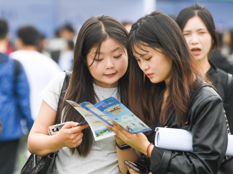 大陸16至24歲青年3月失業率仍高達15.3%。圖為重慶4月17日舉行的普通高校畢業生（春季）就業活動。（新華社）