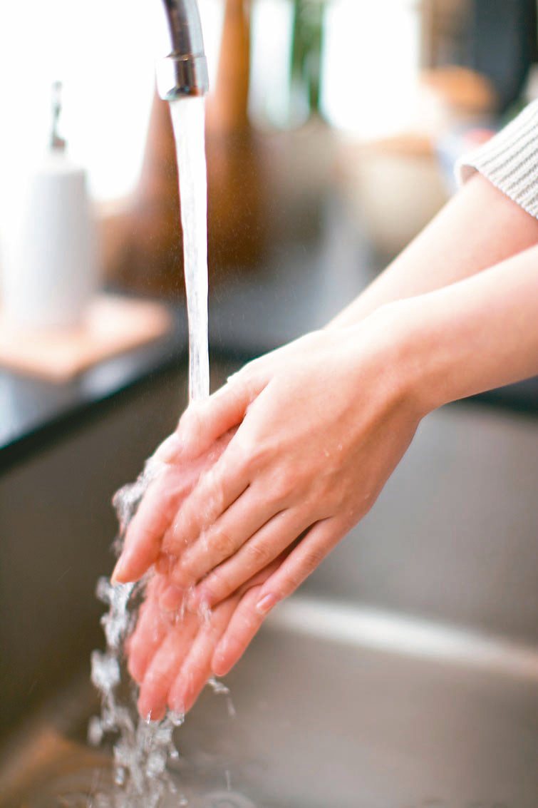 到餐廳用餐，勤洗手可以預防諾羅病毒。圖／123RF
