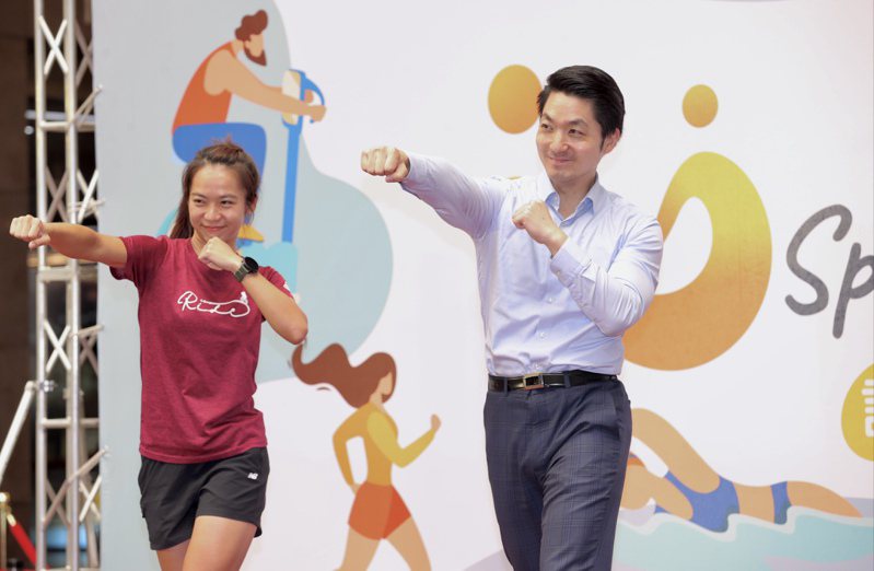 「2024 U-Sport台北樂運動」正式啟動，蔣萬安（右）昨天與知名網紅「一輪的運動日常」（左）一起宣傳。記者林俊良／攝影