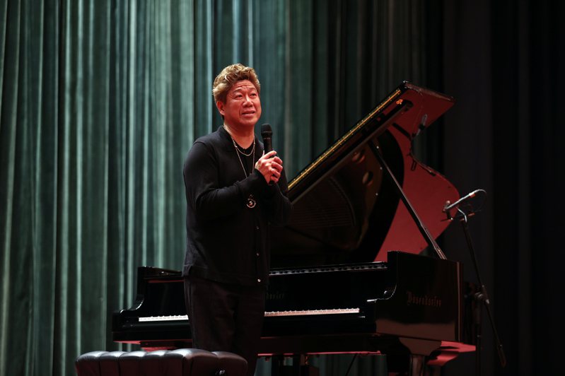 旅美钢琴大师刘孟捷今晚于台北荣总介寿堂义演，在会中演奏了多首名曲，现场观众如痴如醉。记者邱德祥／摄影