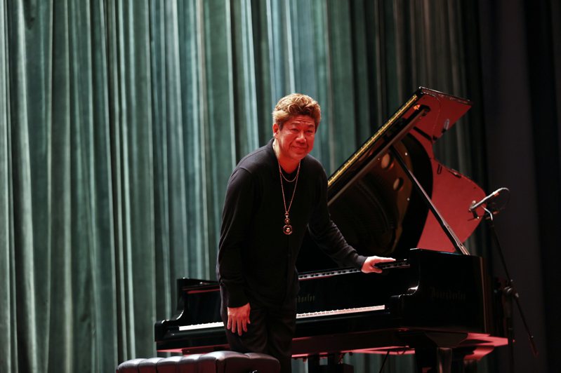 旅美钢琴大师刘孟捷于台北荣总介寿堂义演，在会中演奏了多首世界名曲，现场观众如痴如醉。记者邱德祥／摄影