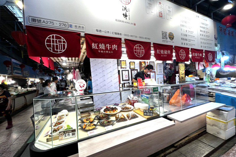 台南市東菜市公有零售市場進行美學改造後，攤位煥然一新。記者吳淑玲／攝影