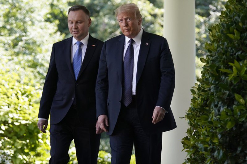 波蘭總統杜達（左）2020年6月訪問白宮，會晤時任美國總統川普（右）。美聯社