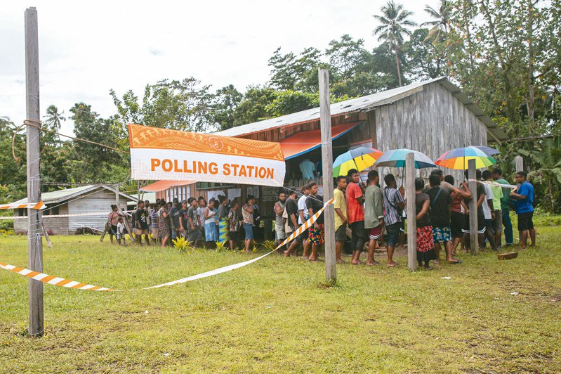 索羅門群島十七日舉行國會大選，索國聖克里斯托巴島選民當天排隊投票。（美聯社）