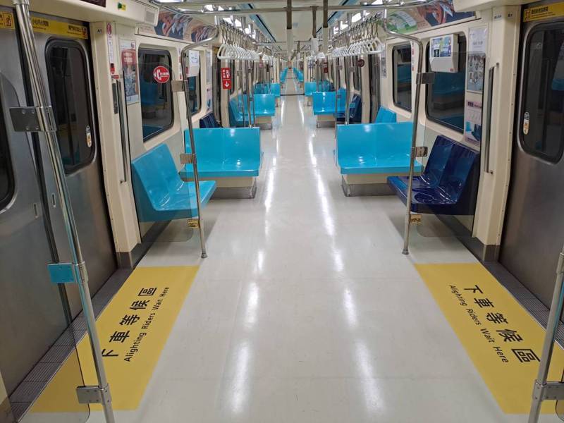 原PO搭乘台北捷運發現座椅下有一個NuBra，不知道是哪位乘客掉的。示意圖／台北捷運公司提供