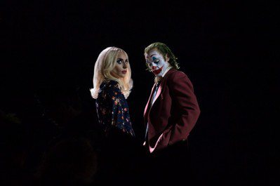 影帝瓦昆菲尼克斯稱帝之作！《小丑：雙重瘋狂》續篇Lady Gaga接棒瑪格羅比，全新「小丑女」吸睛登場