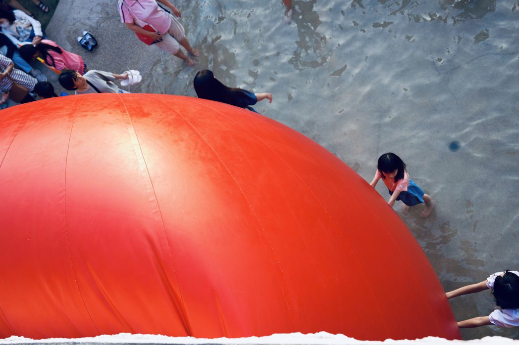 第7天，河樂廣場。和紅球一起下水同樂的兒童節。 圖／黃怜穎攝影