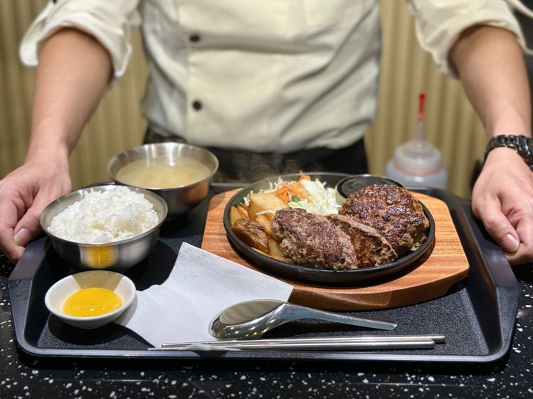 「肉的長谷川」全台首店進駐SOGO忠孝館美食街，4/19前推出開幕限定優惠。圖／SOGO提供
