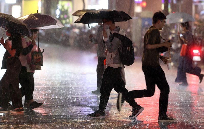大雷雨來了，中央氣象署上午6時33分發布大雷雨即時訊息，警戒區域：桃園市、台北市、基隆市、新北市，持續時間至7時30分。本報資料照片