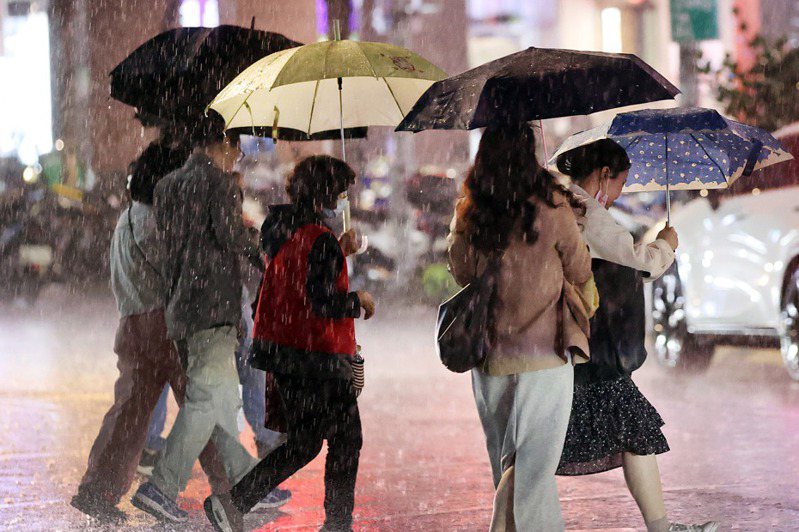 台北市今天一早許多行政區大雷雨，北市災防辦公室表示，氣象署已針對北市雙溪（雙溪淨水場至聖人瀑布）發布災防警告訊息，持續時間至8時33分。聯合報系資料照