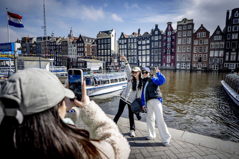 荷蘭首都阿姆斯特丹深受全球觀光客喜愛，每年有近2000萬旅客造訪，衍生而來的旅遊亂象頻傳。歐新社