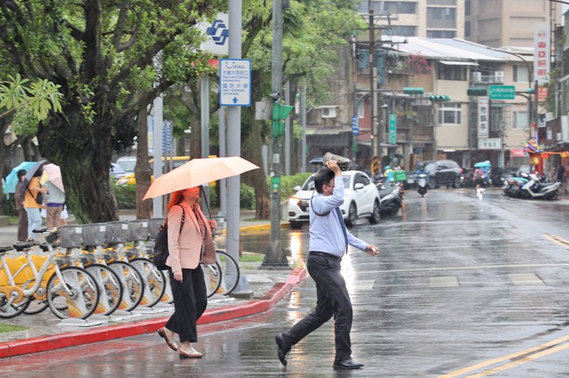 台北市今天一早许多行政区大雷雨，北市灾防办公室表示，气象署已针对北市双溪（双溪净水场至圣人瀑布）发布灾防警告讯息，持续时间至8时33分；提醒该区域已有暴雨或有暴雨发生的机率。记者林伯东／摄影