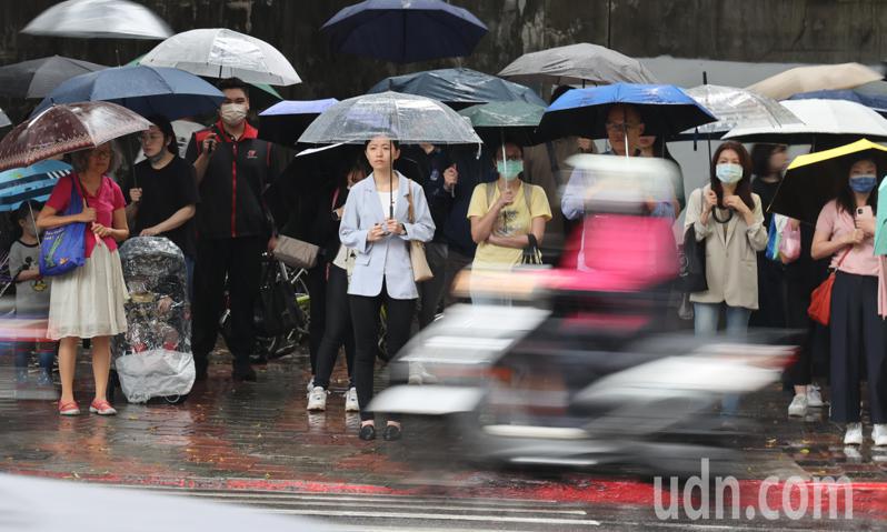 锋面今天抵达台湾，全台水气偏多，新竹以北有局部大雨的发生，民众外出上班、活动等务必携带雨具出门。记者曾学仁／摄影