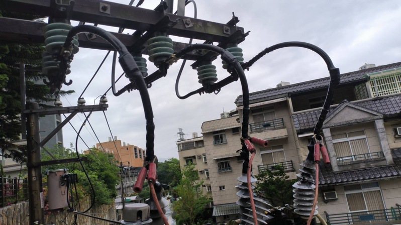 桃园市龙潭区、桃园区3地方馈线跳脱等原因，一早停电9954户。图／台电提供