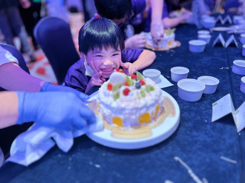 DIY母亲节蛋糕活动的教学老师，带领小朋友们透过妆点独一无二的蛋糕。长荣酒店提供