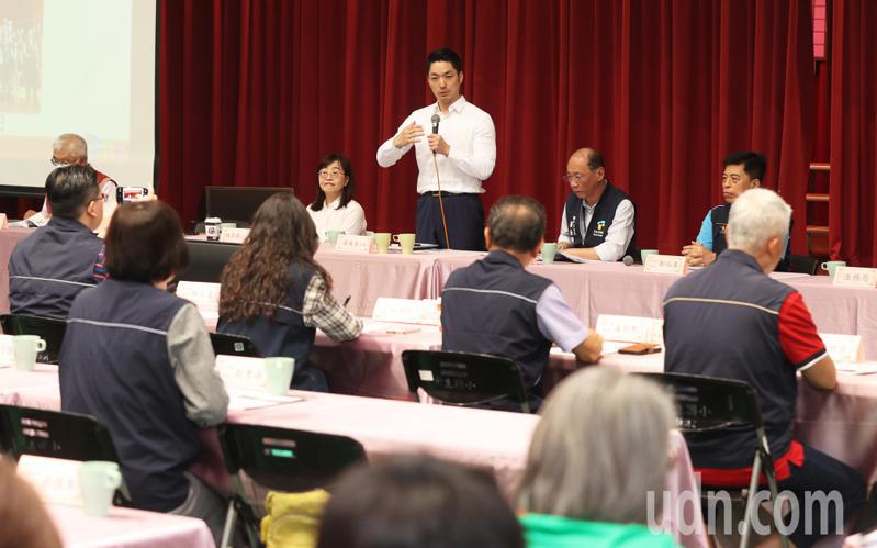 台北市长蒋万安（中）今天出席与里长有约座谈会，听取各里长的意见。记者潘俊宏／摄影