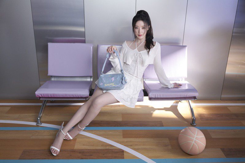 女團(G)I-DLE的台灣成員舒華成為本土袋包品牌Robinmay的最新代言人，並隨之曝光全新形象美照。圖／Robinmay提供