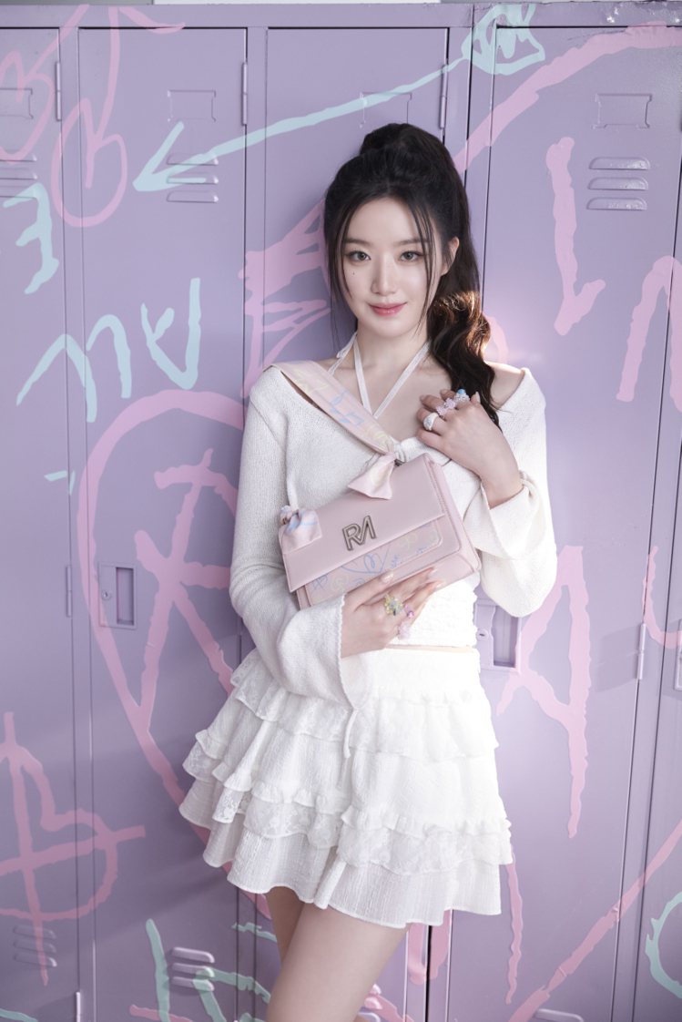 女團(G)I-DLE的台灣成員舒華成為本土袋包品牌Robinmay的最新代言人，並隨之曝光全新形象美照。圖／Robinmay提供ㄍ