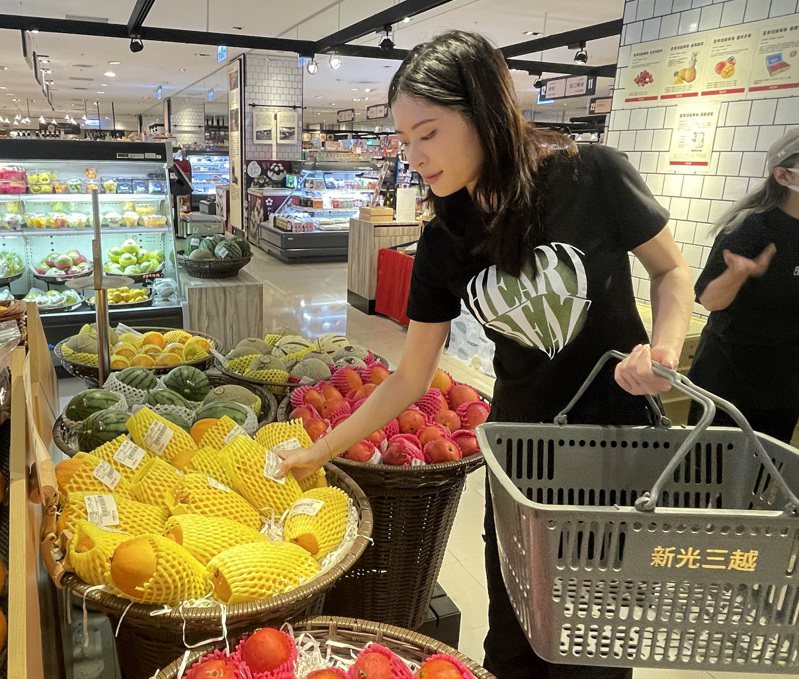 新光三越自营超市「美丽市场」推行蔬果裸卖，减少塑胶包装使用量。图／新光三越提供