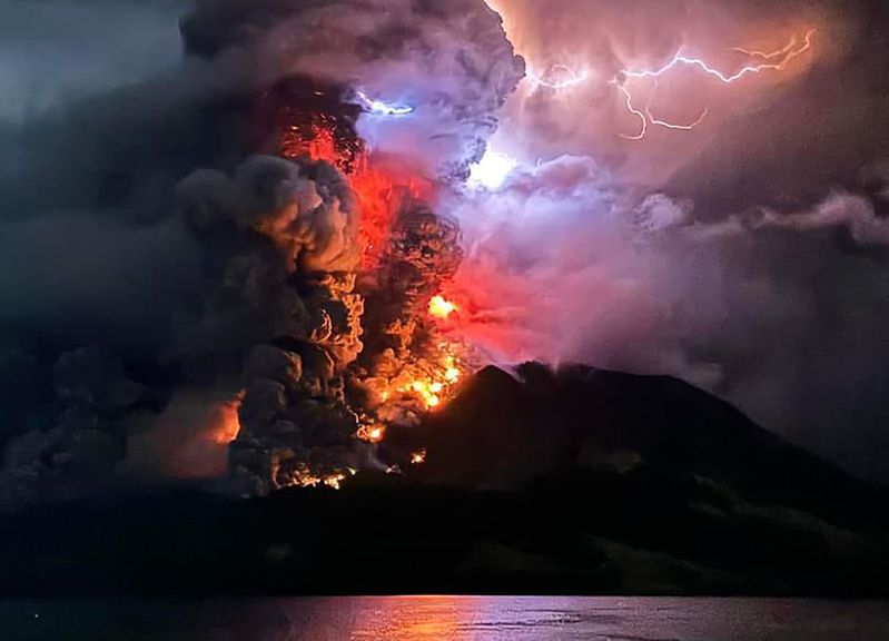 印尼北部最外圍地區的魯仰火山本周發生多次大規模噴發，當局緊急撤離1萬多人。法新社