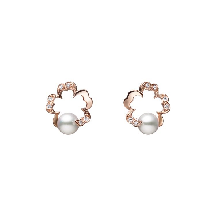 Mikimoto Cherry Blossom系列珍珠鑽石耳環，63,000元。圖／MIKIMOTO提供