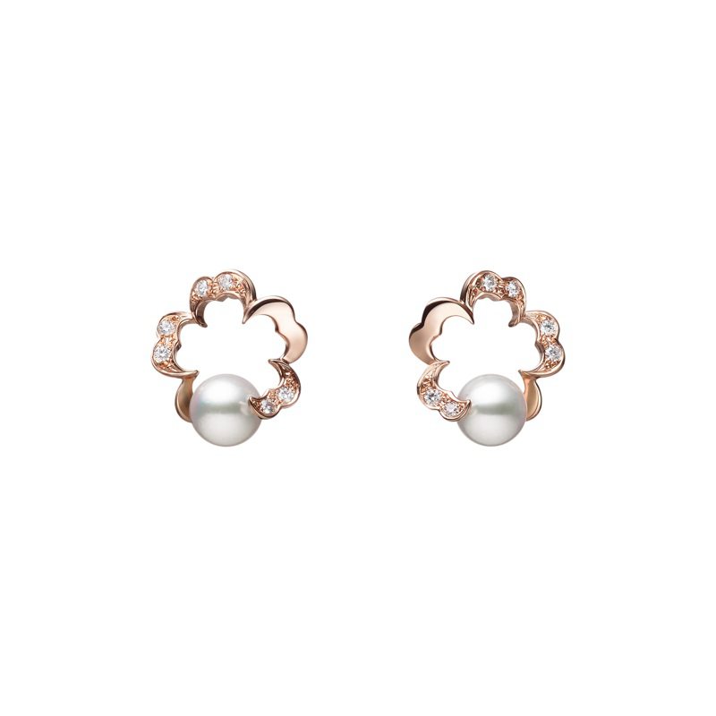 Mikimoto Cherry Blossom系列珍珠钻石耳环，63,000元。图／MIKIMOTO提供