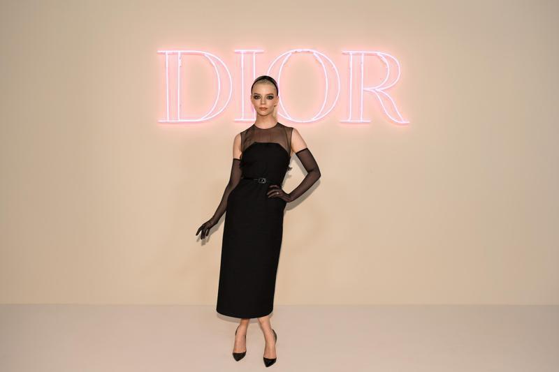 Dior品牌大使安雅泰勒乔伊出席Dior 2024秋季女装大秀。图／Dior提供