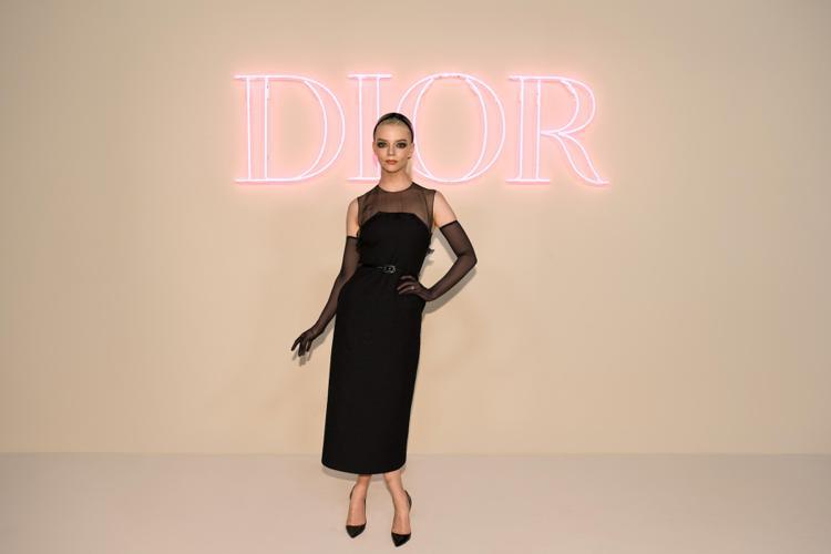 Dior品牌大使安雅泰勒喬伊出席Dior 2024秋季女裝大秀。圖／Dior提供
