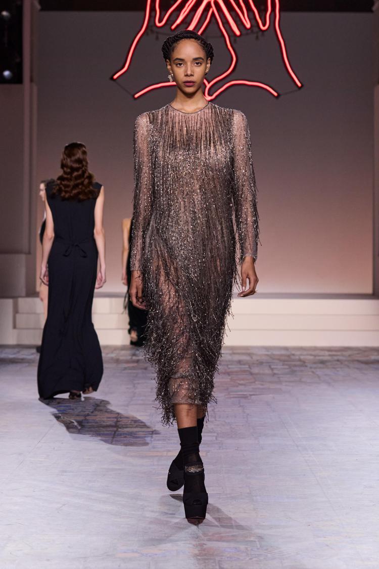 走起來搖曳生姿的流蘇裙裝是本季的重要單品。圖／Dior提供