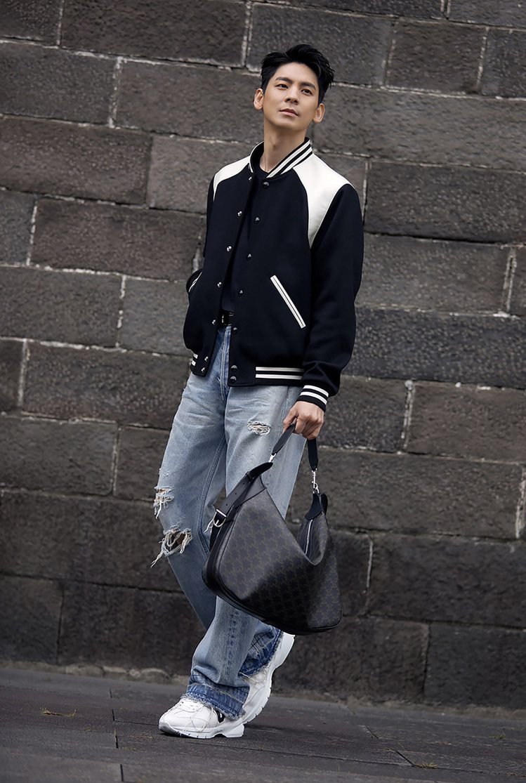 台灣實力演員林柏宏以TEDDY夾克造型搭配標誌印花大型ROMY包。圖／CELINE提供