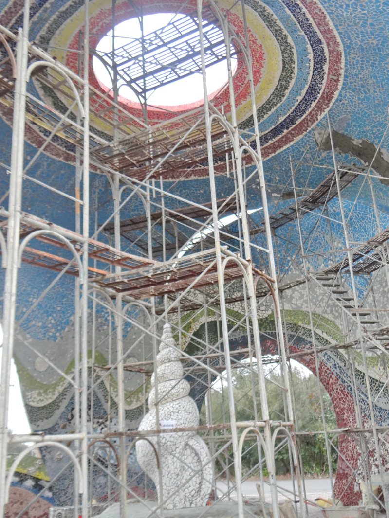 十多年前云林县府曾动工整修台西海螺球体建筑，但并未成功。图／本报资料照片