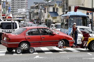 糖尿病與高血壓可能讓開車的長者，變危險駕駛。圖為日本90歲駕駛肇事後，車輛被拖離現場。美聯社