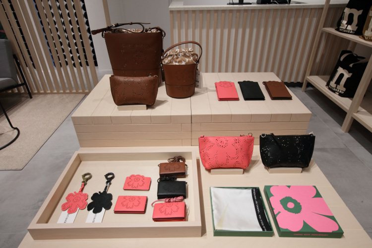 除了服裝外，Marimekko台北SOGO復興館全新專門店並帶來包款、絲巾、小皮件等多元選擇。圖／Marimekko提供