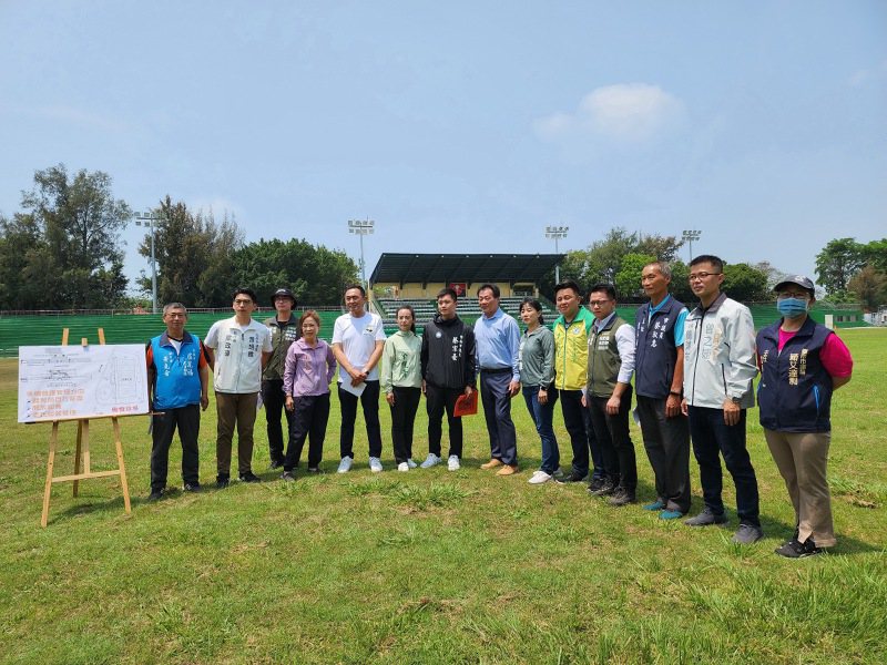 台南市議會民政教育委員會今天勘查市立橄欖球場。圖／市議會提供