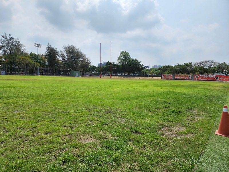 台南市议会民政教育委员会今天勘查市立橄榄球场。图／市议会提供