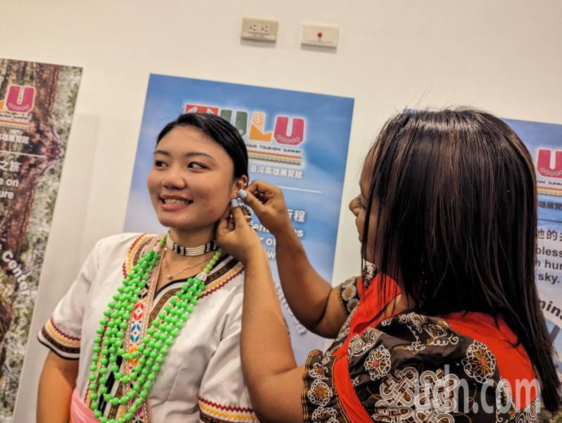 贝里斯原住民（右）将传统玛雅文化的耳饰，送给台湾原住民朋友。记者王昭月／摄影