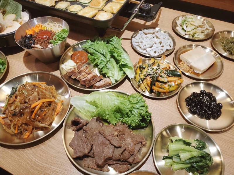 江陵阿嬷还提供「菜包肉」与多种韩式料理。记者陈睿中／摄影