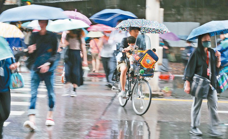 鋒面昨抵台灣，雙北昨一早大雷雨，通勤通學民眾大受影響。記者曾學仁／攝影